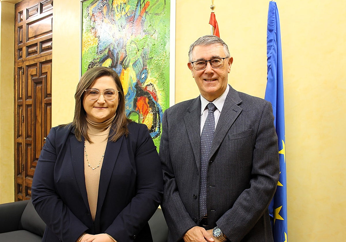 La nueva comisaria de Aguas, Ana María Arenas, junto al presidente de la CHS, Mario Urrea.