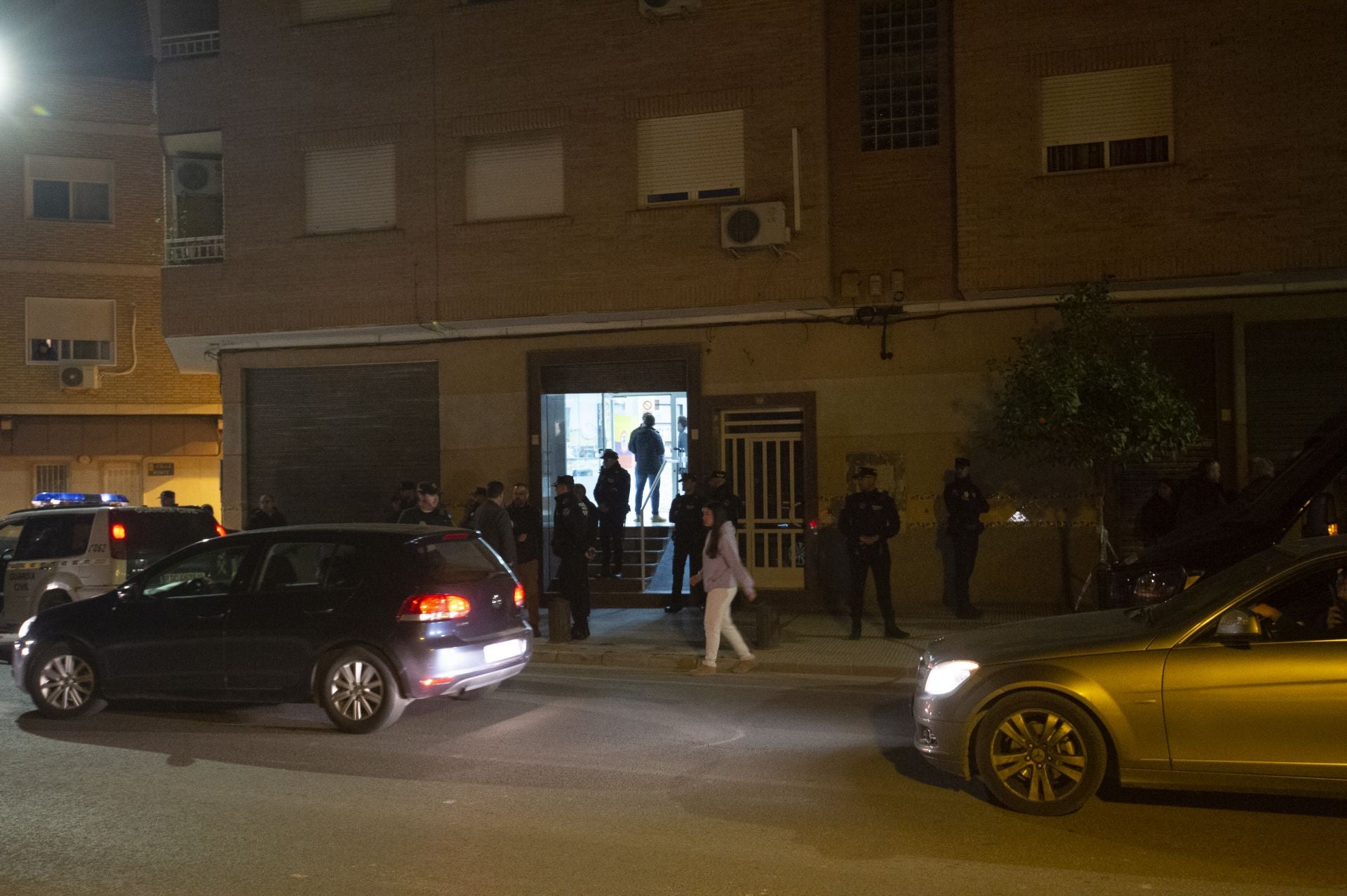 Agentes de la Policía Local de Murcia, este miércoles, en el lugar del crimen.
