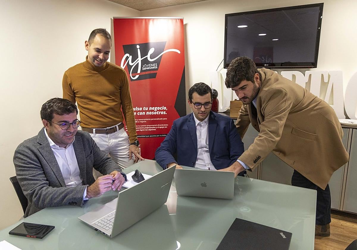 José Manuel Lasso, Óscar Escánez, Pablo Nario y Javier Baños, en la sede de la Asociación de Jóvenes Empresarios (AJE).