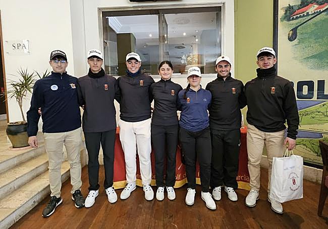 Los más mayores posan con el campeón 'scratch' de la prueba, Pablo Albacete (2º d).