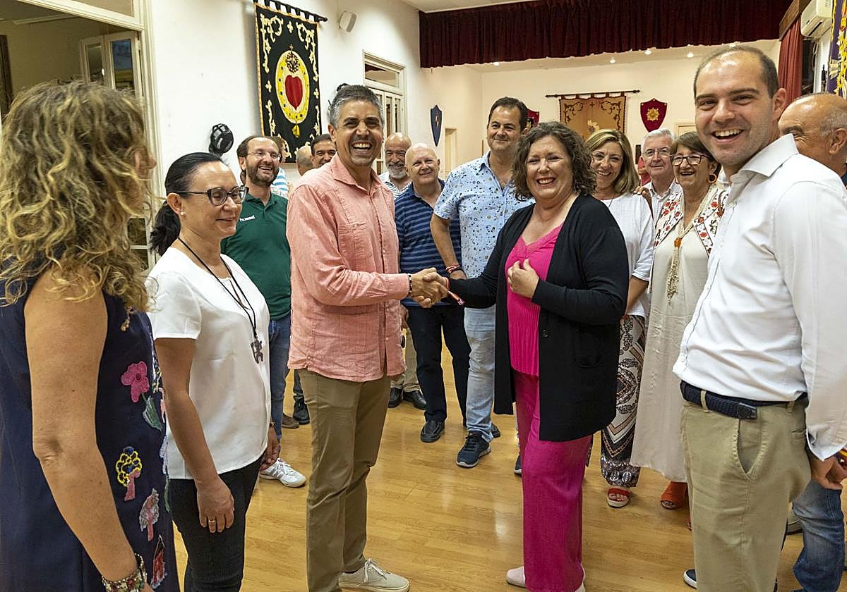 Gallo y Ruiz se dan la mano tras la ejecutiva del partido celebrada en noviembre de 2023, en el Casino de Cartagena.