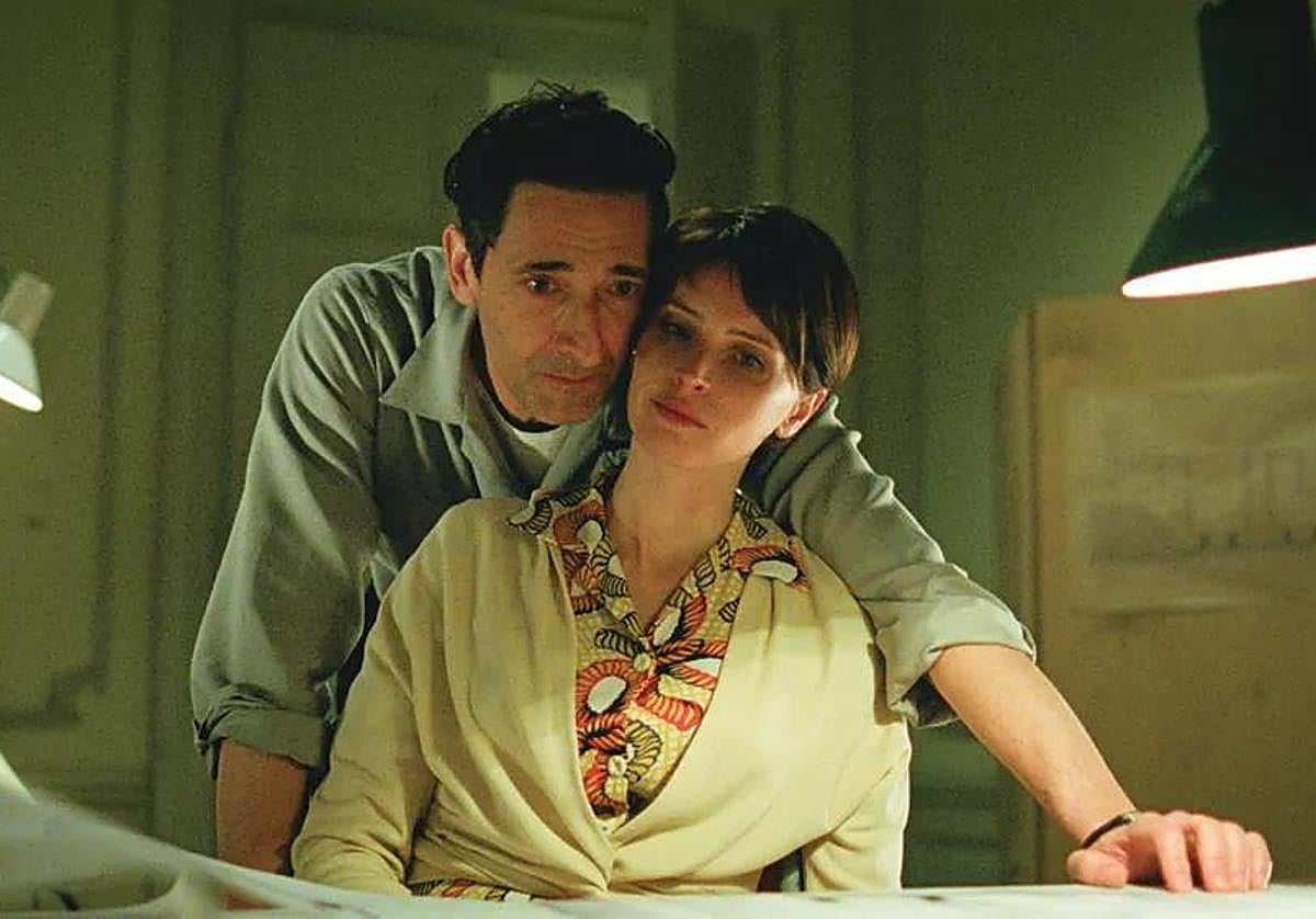 Adrien Brody y Felicity Jones protagonizan 'The brutalist'.