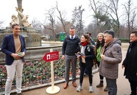 El concejal de Turismo (izda), el alcalde y otras autoridades durante la presentación de la campaña turística en El Retiro.