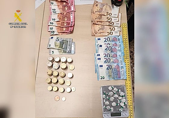 Dinero intervenido a la encargada del local.