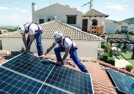 Instalación de placas solares en una vivienda, en una imagen de archivo.