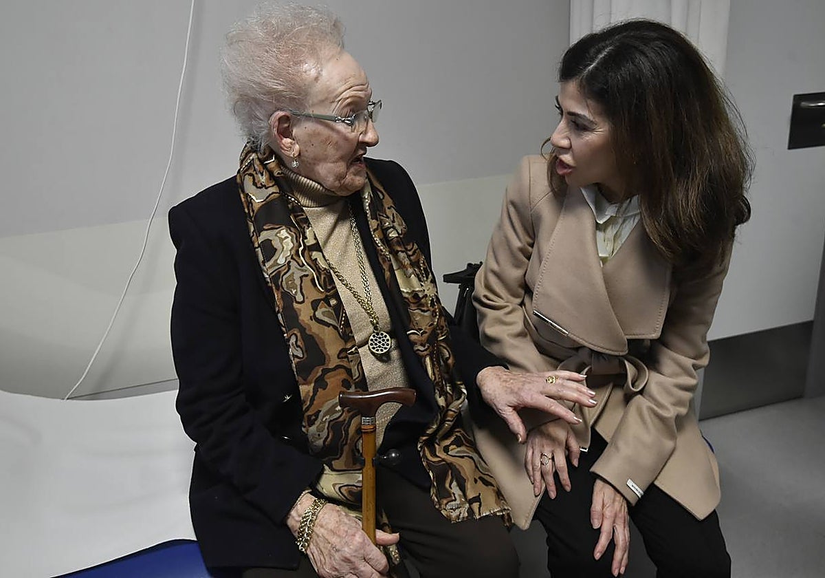 Josefa García charla con su enfermera, Margarita Cerezo, este viernes en el centro de salud de Floridablanca, en Murcia.