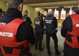 Un instructor de tiro de la Policía Local de Murcia da instrucciones a compañeros durante unas prácticas.