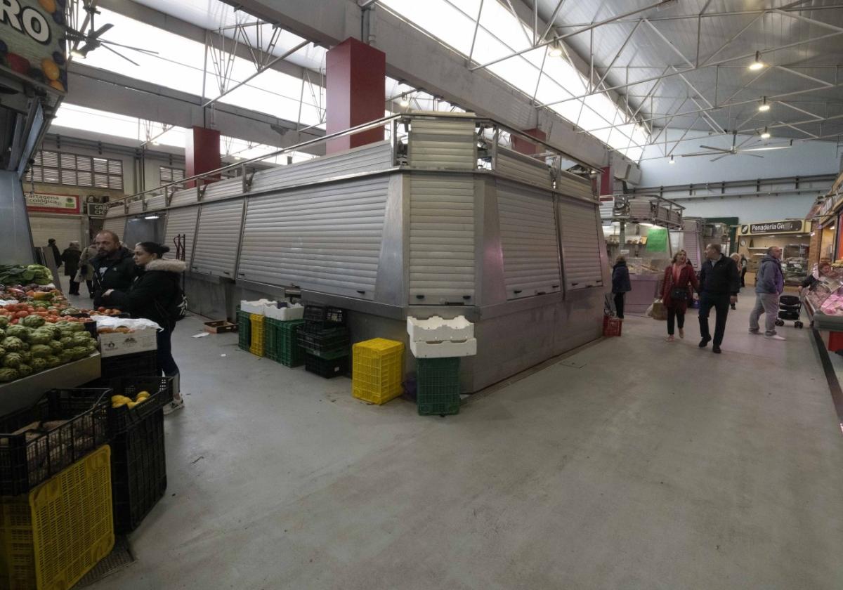 Clientes en el Mercado de Santa Florentina esta semana, con gran cantidad de puestos cerrados.