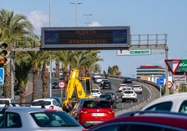 Un cartel luminoso de Ronda Sur, en Murcia, da el aviso de la alerta por contaminación.