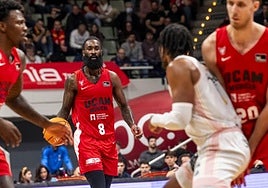 Vladimir Brodziansky ofrece un bloqueo directo a Howard Sant-Roos, conductor del balón, en el partido ante el Hiopos Lleida.