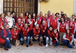 Un grupo de voluntarios posa en el patio central de la Casa de la Cruz.