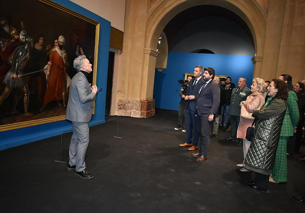 Nacho Ruiz, comisario de la exposición 'El Siglo de Tegeo', explicando a las autoridades durante la inauguración.