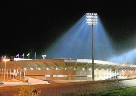 Estadio del Cartagonova iluminado por dos grandes focos laterales.