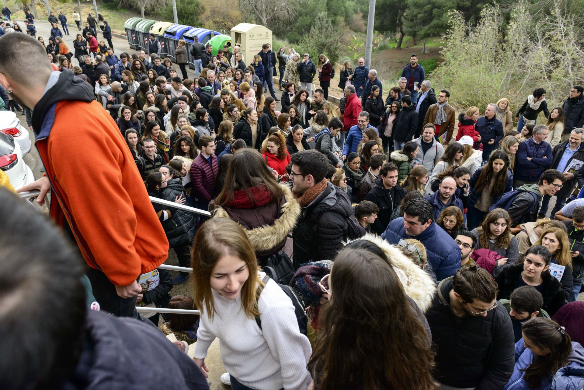 Aspirantes llegan a los exámenes de formación sanitaria especializada de una convocatoria anterior.