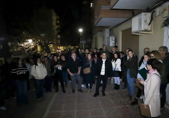 Docentes y familias acabaron reuniéndose en plena calle después de que no les dejarán hacerlo dentro del IES Gabriel Miró.