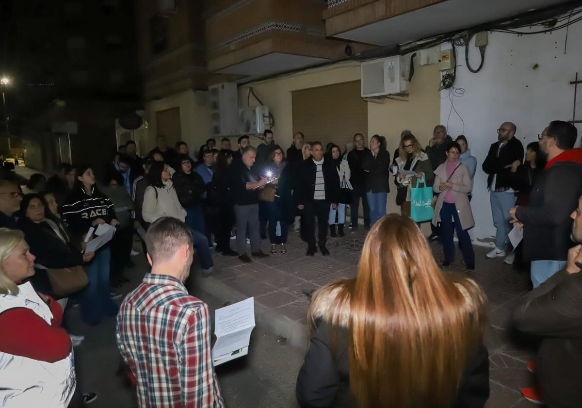Imagen principal - Crean en Orihuela una plataforma contra la eliminación de ESO y Bachillerato en el IES El Palmeral