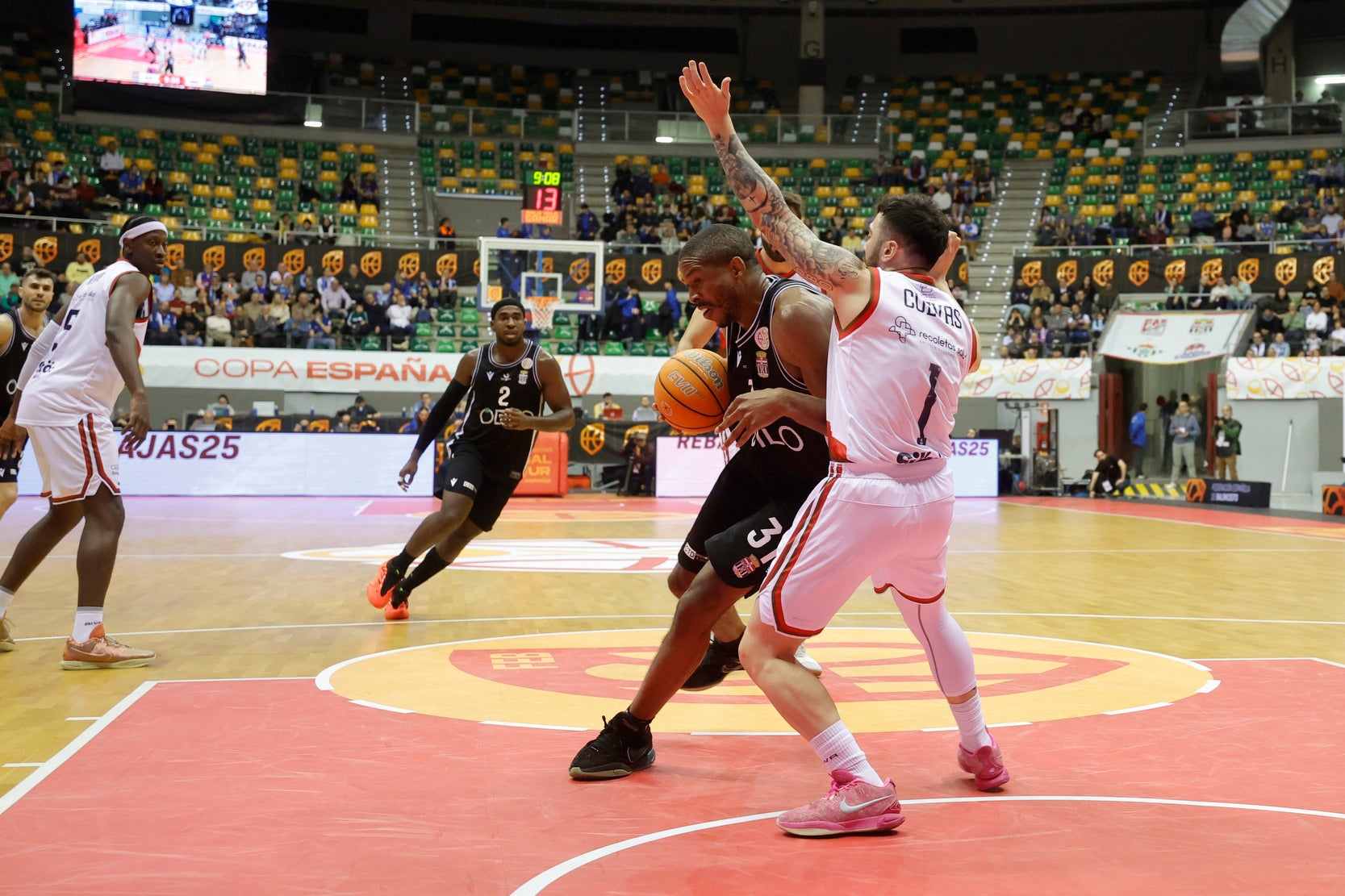El pívot albinegro Ugochukwu mete cuerpo en la pintura ante Cuevas, este viernes, en Burgos.