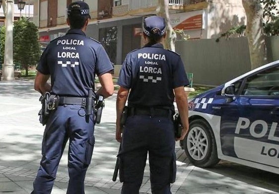 Pareja de agentes de la Policía Local de Lorca.