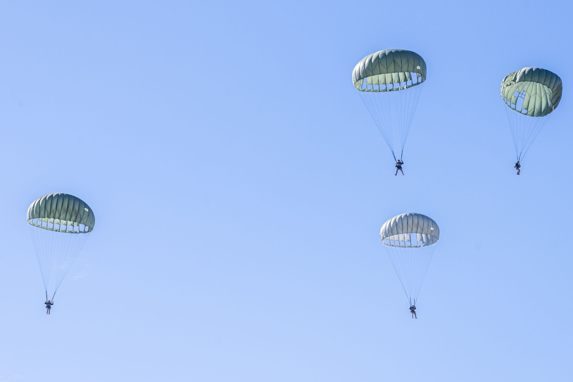 Las imágenes del aniversario de la Escuela Militar de Paracaidismo Méndez Parada de Alcantarilla