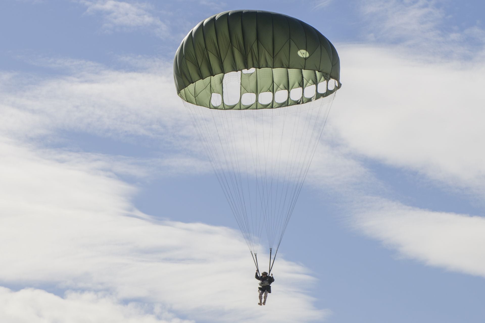 Las imágenes del aniversario de la Escuela Militar de Paracaidismo Méndez Parada de Alcantarilla