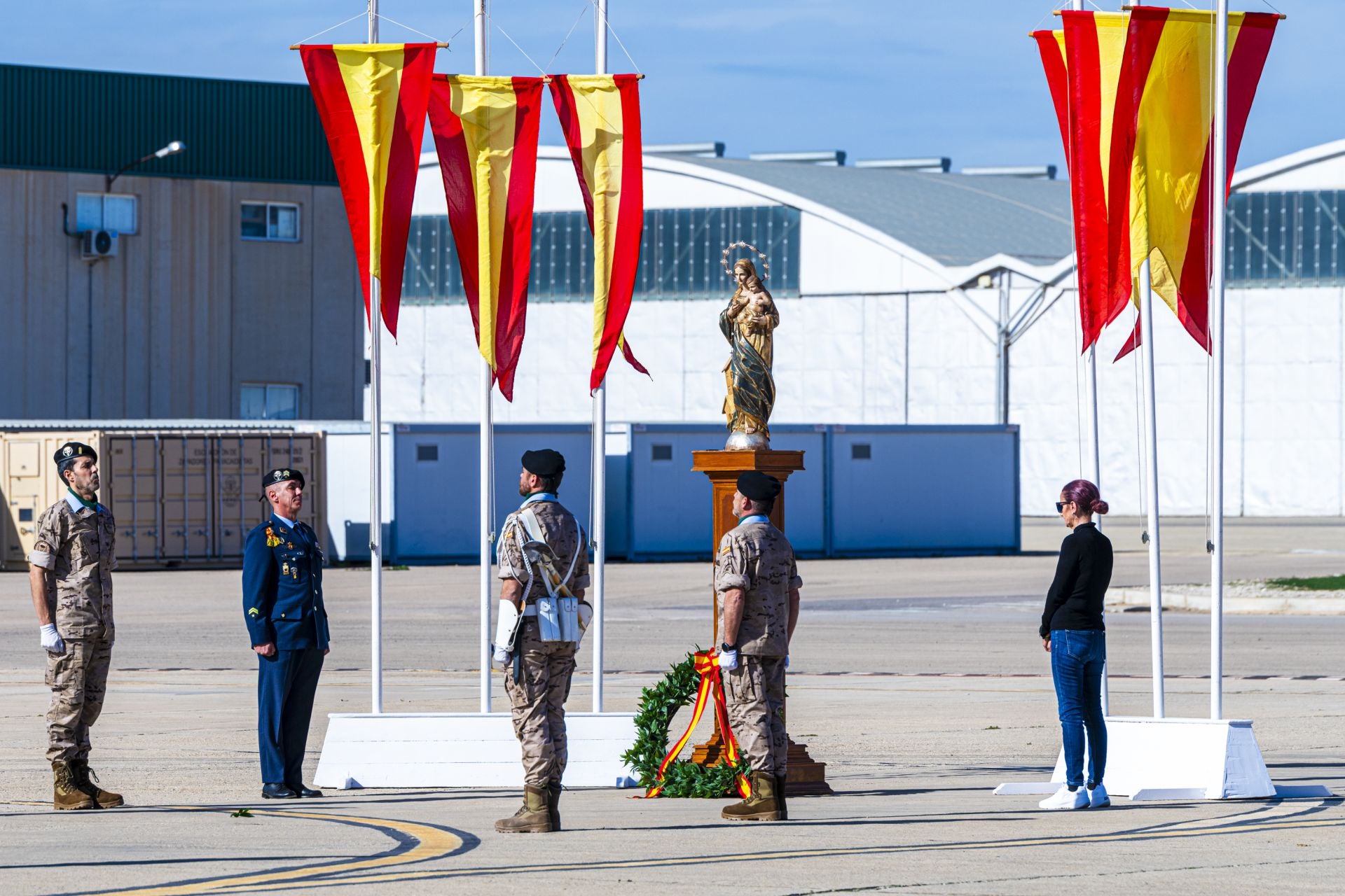 Las imágenes del aniversario de la Escuela Militar de Paracaidismo Méndez Parada de Alcantarilla