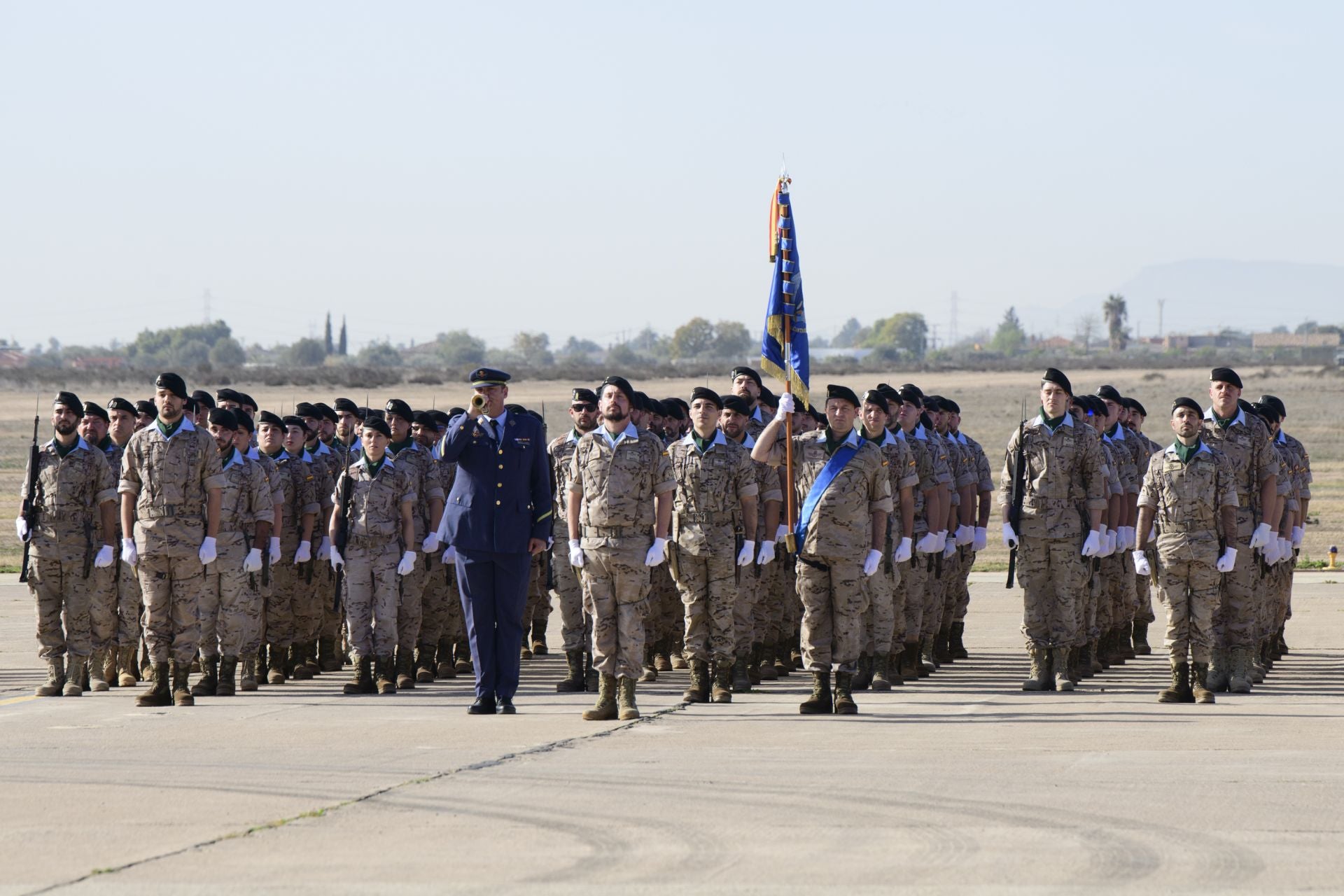 Las imágenes del aniversario de la Escuela Militar de Paracaidismo Méndez Parada de Alcantarilla