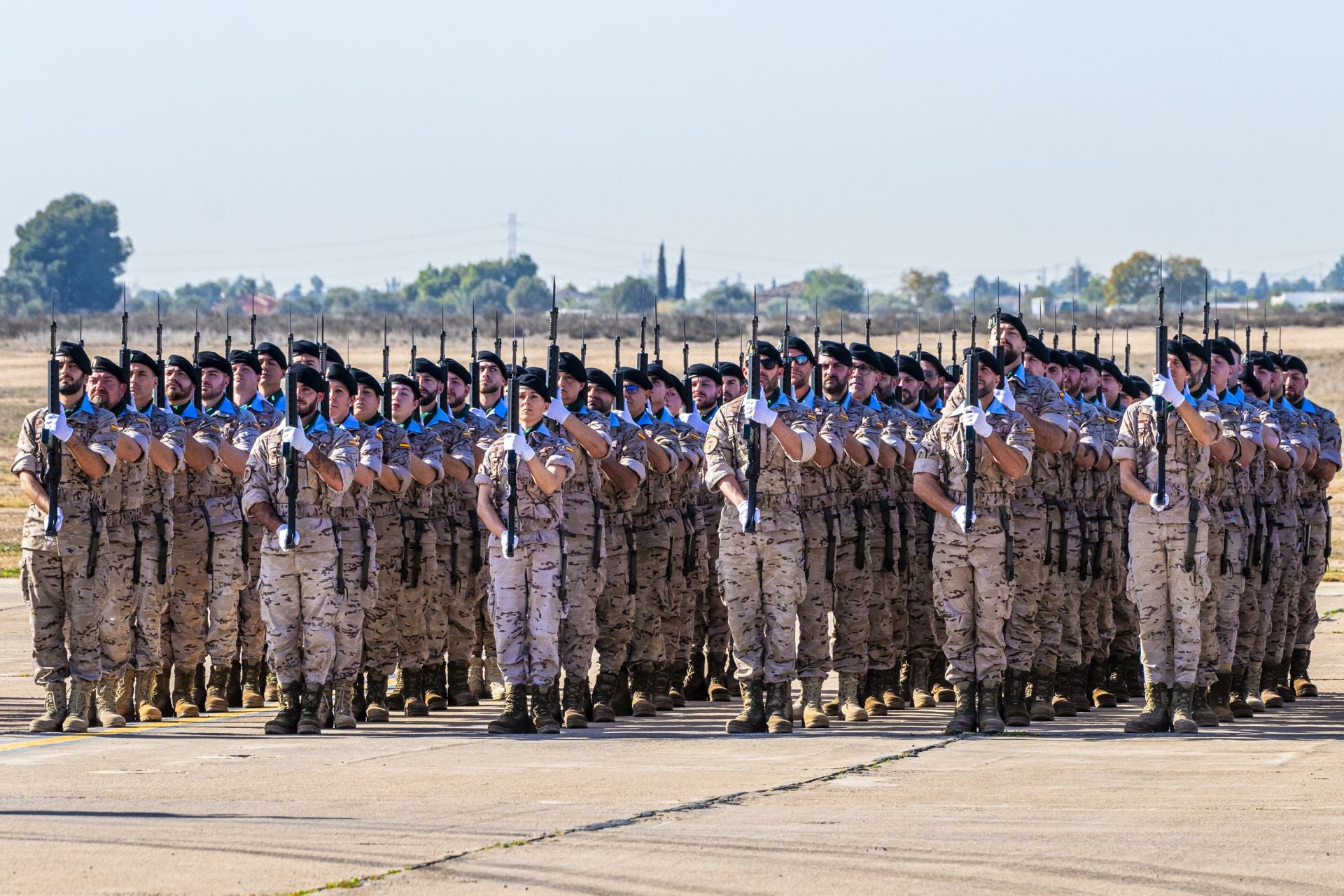 Las imágenes del aniversario de la Escuela Militar de Paracaidismo Méndez Parada de Alcantarilla