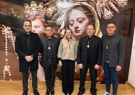 Autoridades religiosas, junto a la alcaldesa Del Amor, en la Hermandad de la Virgen de las Maravillas.