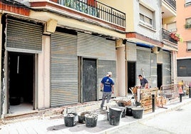 Los albañiles trabajan a destajo para transformar un local comercial en la calle Manuel de Falla de Murcia en nueve viviendas de pequeño tamaño.