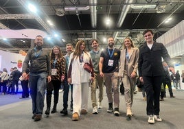 De izq. a dcha: Paco Martínez, Eloísa Bleda, Juan de la Cruz, Miriam Alegría, Carlos Moyano, Antonio Abellán, Anabel Hernández y Pedro J, Fernández avanzan con paso decidido por Ifema, donde se celebra Fitur.