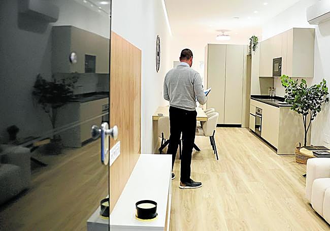 Una de las viviendas emplazadas en un viejo local comercial sin actividad en la calle Goya de Murcia, en el barrio del Carmen. Tiene 50 m2 un dormitorio y un baño.