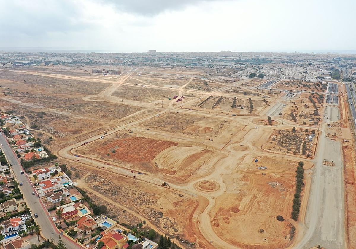 La zona comercial de La Hoya se dispone en paralelo a la CV-905.