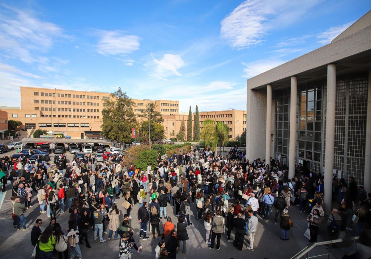 Aspirantes a conseguir una plaza de formación sanitaria especializada, este sábado, en el campus de Espinardo.