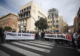 Concentración de los vecinos de la rambla de Tabala, este sábado, frente a la Delegación del Gobierno.