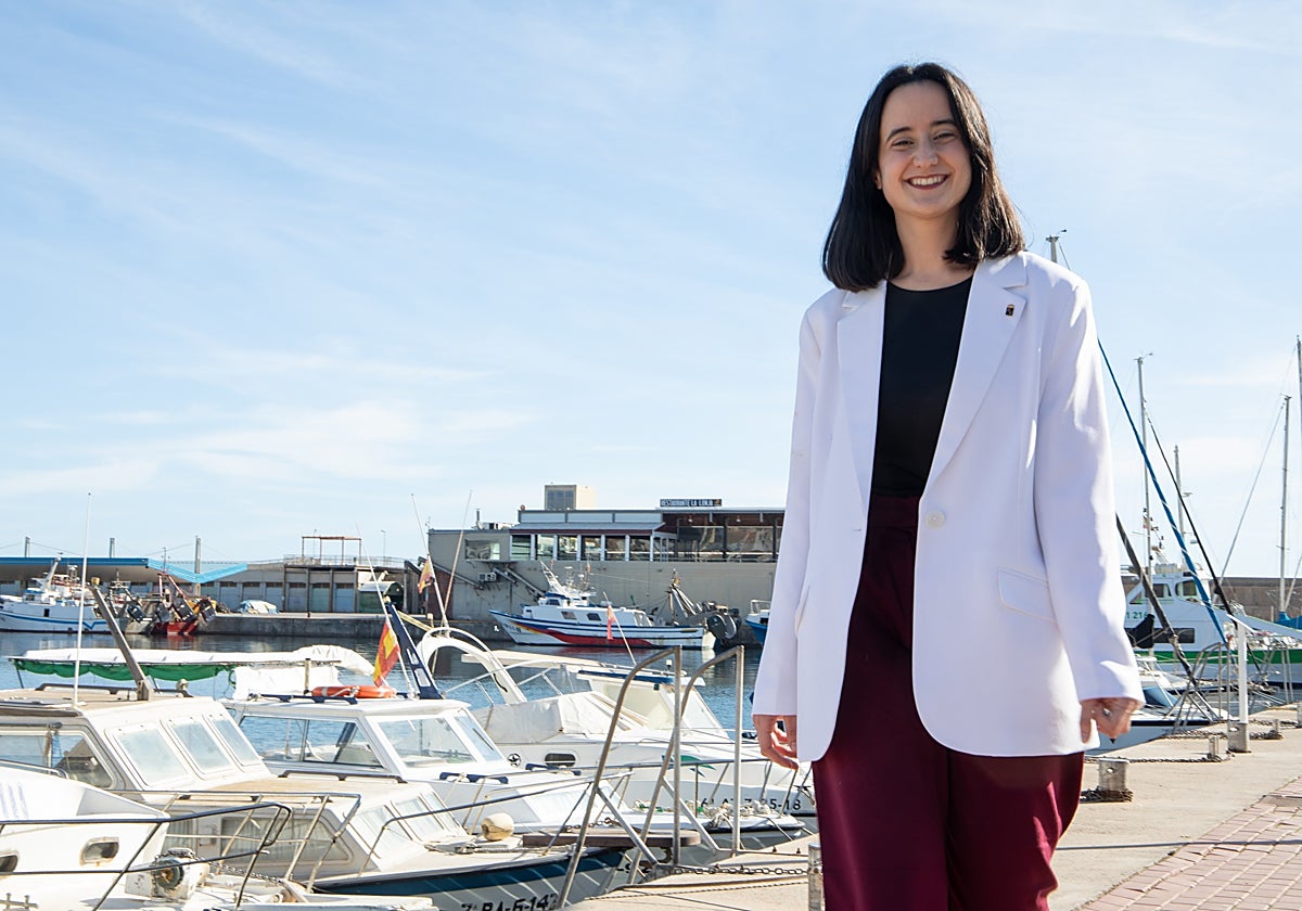 Carolina Martínez posa para LA VERDAD, ayer, en el paseo marítimo de Águilas.
