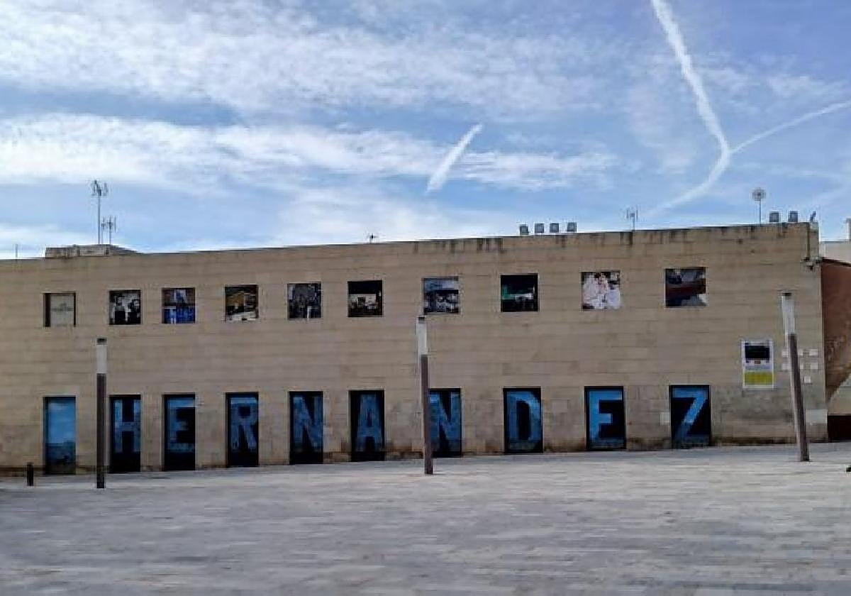 Mural y nuevos vinilos instalados por Vox en el Rincón Hernandiano.