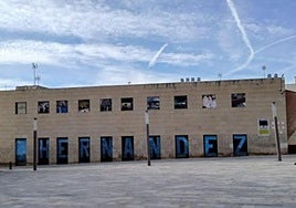 Mural y nuevos vinilos instalados por Vox en el Rincón Hernandiano.