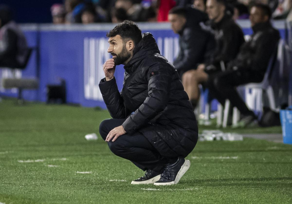 Guillermo Fernández Romo, siguiendo el desarrollo del juego.