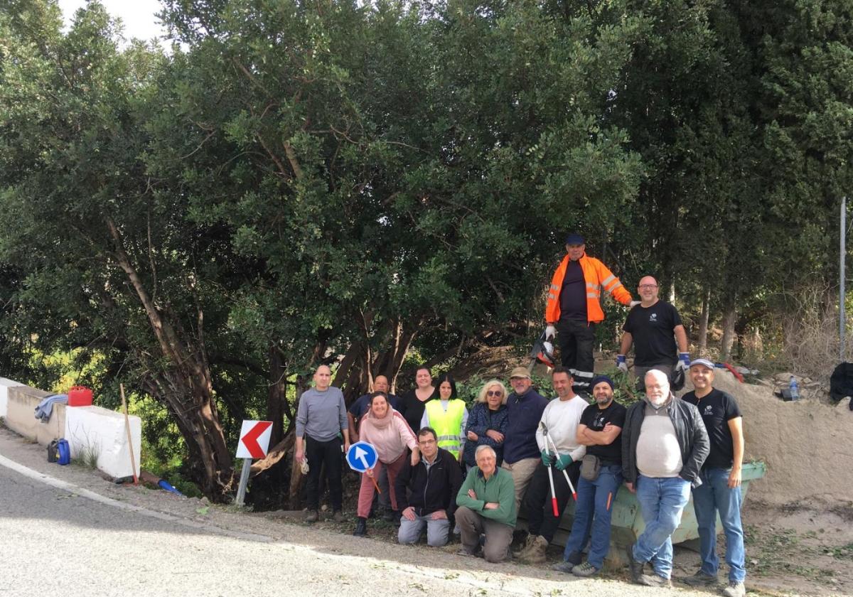 Los vecinos dan un lavado de cara al algarrobo de junta de Ojós y Villanueva