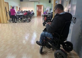 Usuarios del centro de día de la asociación Tocaos del ala Ángel Soler, en Cieza, durante una comida.