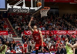 Radebaugh, el mejor del UCAM, hace una dejada ante Brizuela.