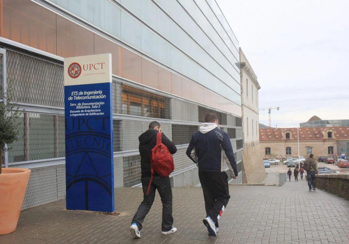 Dos alumnos bajan la rampa de Antigones hacia la Escuela de Industriales.