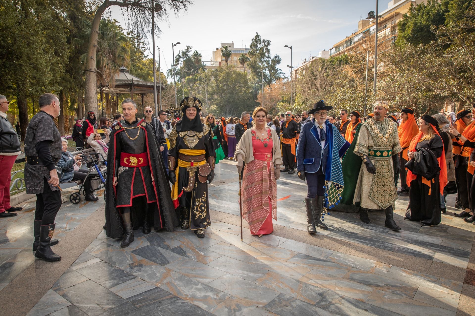 Las imágenes del desfile del Medio Año Festero en Orihuela