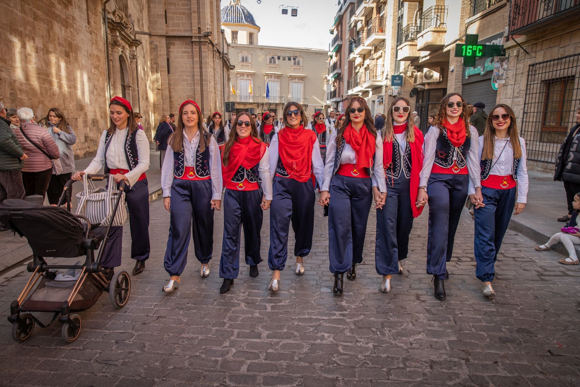 Las imágenes del desfile del Medio Año Festero en Orihuela