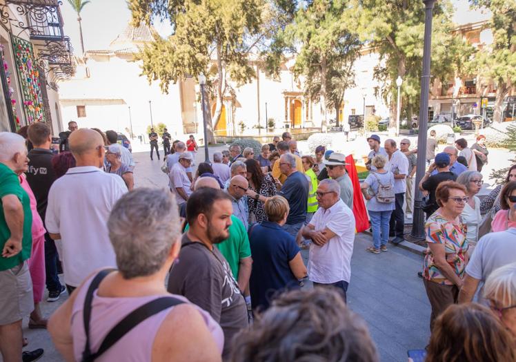 Concentración que tuvo lugar el año pasado frente al Ayuntamiento después de que PP y Vox rechazaran sumarse a la anulación de sumarios judiciales abiertos contra Miguel Hernández.