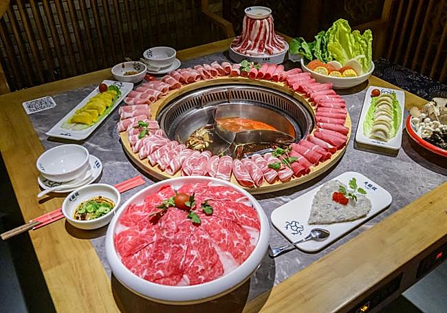 Una mesa de 'hot pot' de Gran Dragón, con algunos de los ingredientes que ofrece la carta.