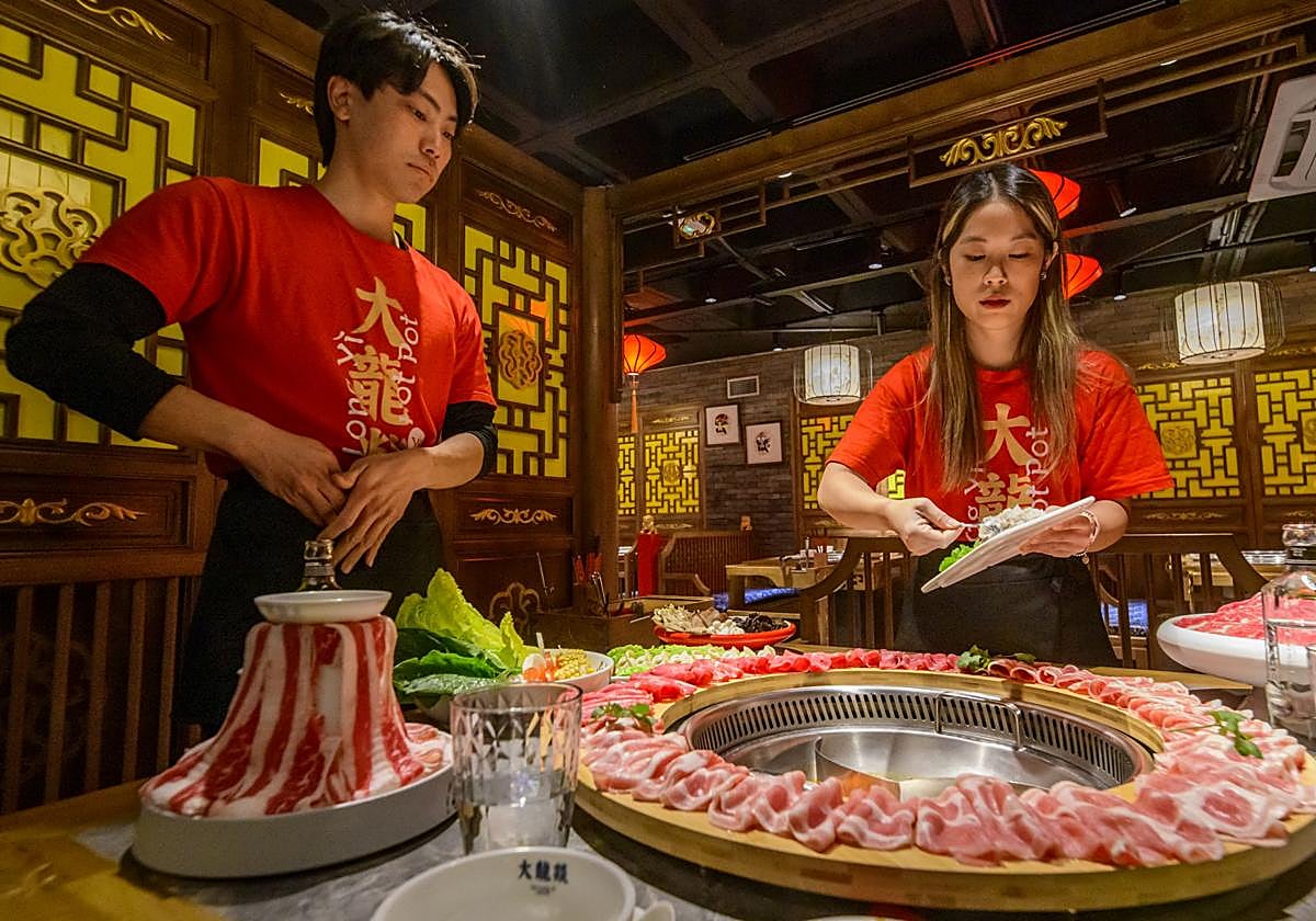 Chia Chieh Woo Xia y su hermana preparan el 'hot pot' en Gran Dragón.