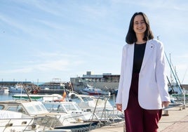 Carolina Martínez posa para LA VERDAD, ayer, en el paseo marítimo de Águilas.