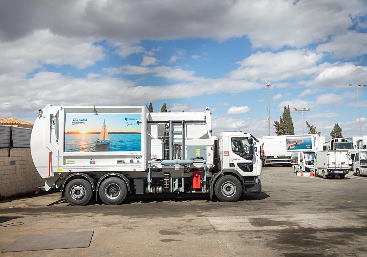 Camiones aparcados junto a la nave de Ronda Ricardo Lafuente.
