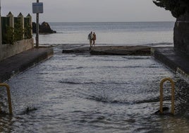 Dos turistas pasean por una playa del Puerto de Mazarrón tras el paso de la dana el año pasado.